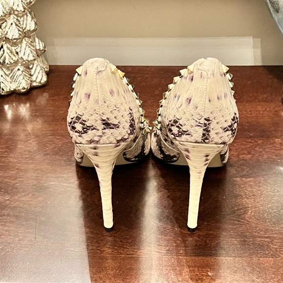 Steve Madden Proto-S Bone Snakeskin Heel with Studs - Picture 4 of 5